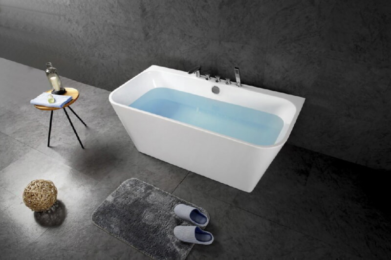 BelBagno BB19-1700-800 Отдельностоящая, овальная акриловая ванна в комплекте со сливом-переливом цвета хром